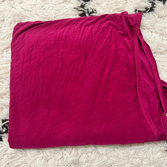 LOU LOU & COMPANY - Zuri newborn gown, swaddle blanket and mittens bundle - Picture 4 of 5